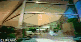 animated gif of Procter & Gamble(Advertiser), Pantene(Brand), Pantene Pro-V(Product) "Liso Extremo" (2004)
